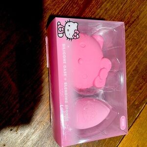 BNWT women’s face blender with a beautiful, hello Kitty to put it in!